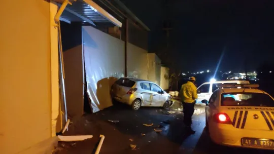 Kaza yaptığı hacizli otomobili bırakıp kaçtı