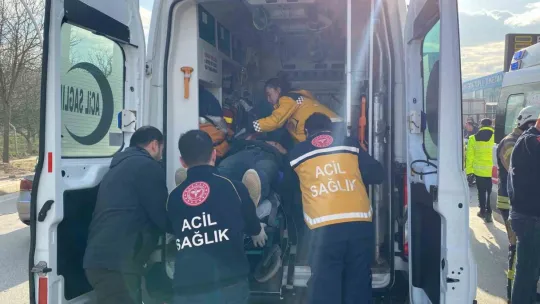 Kazada araçlar hurdaya döndü: Sıkışan yaralıları itfaiye çıkardı
