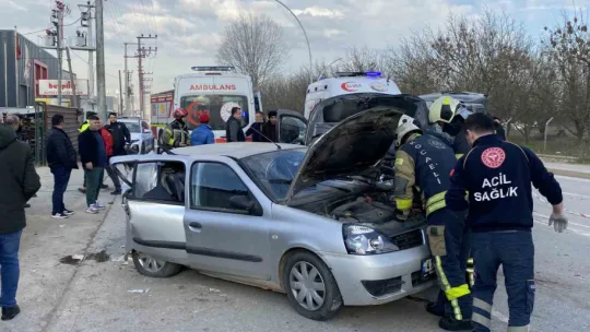 Kazada araçlar hurdaya döndü: Sıkışan yaralıları itfaiye çıkardı