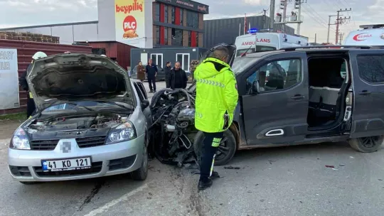 Kazada araçlar hurdaya döndü: Sıkışan yaralıları itfaiye çıkardı