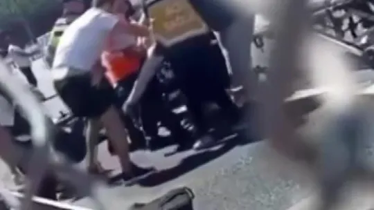 Arkadaşı bir an olsun yalnız bırakmadı
