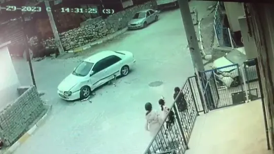 Kazada otomobil yokuştan aşağı savrularak bina duvarına çarptı