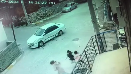 Kazada otomobil yokuştan aşağı savrularak bina duvarına çarptı
