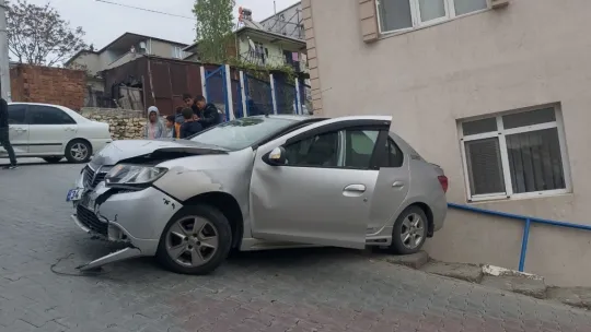 Kazada otomobil yokuştan aşağı savrularak bina duvarına çarptı