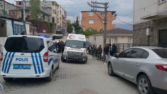 Kazada otomobil yokuştan aşağı savrularak bina duvarına çarptı