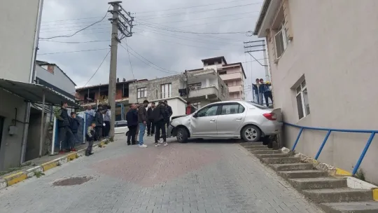 Kazada otomobil yokuştan aşağı savrularak bina duvarına çarptı