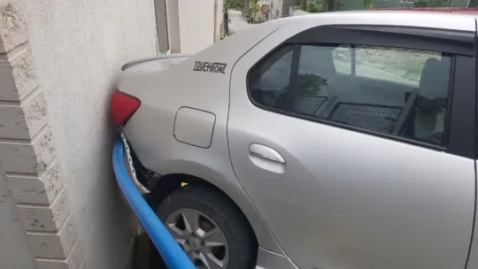 Kazada otomobil yokuştan aşağı savrularak bina duvarına çarptı