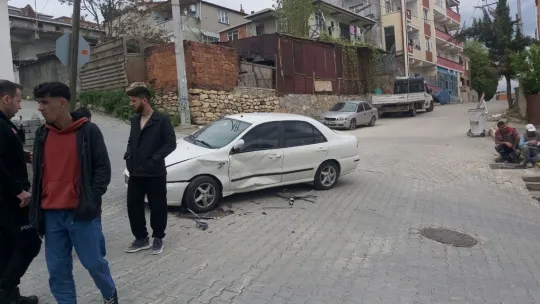 Kazada otomobil yokuştan aşağı savrularak bina duvarına çarptı