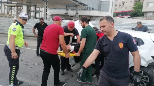 Otomobilde sıkışan kardeşleri itfaiye ekipleri kurtardı
