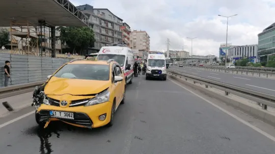 Otomobilde sıkışan kardeşleri itfaiye ekipleri kurtardı