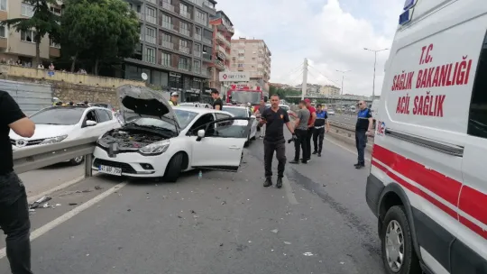 Otomobilde sıkışan kardeşleri itfaiye ekipleri kurtardı