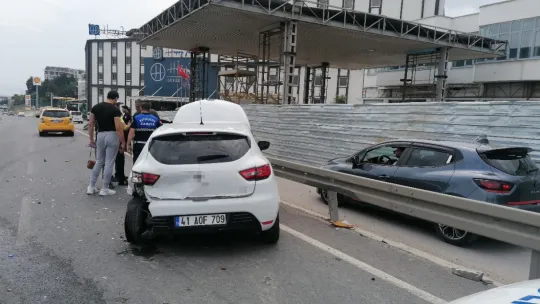 Otomobilde sıkışan kardeşleri itfaiye ekipleri kurtardı