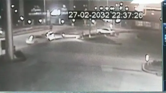 Kazada yaralanan arkadaşının ailesini hastaneye götürdü dönüş yolunda takla attı