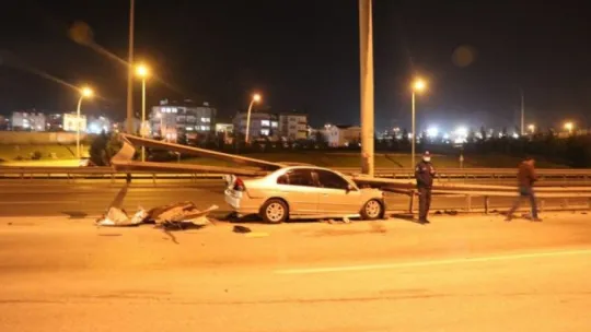 Kazada yaralanan arkadaşının ailesini hastaneye götürdü dönüş yolunda takla attı