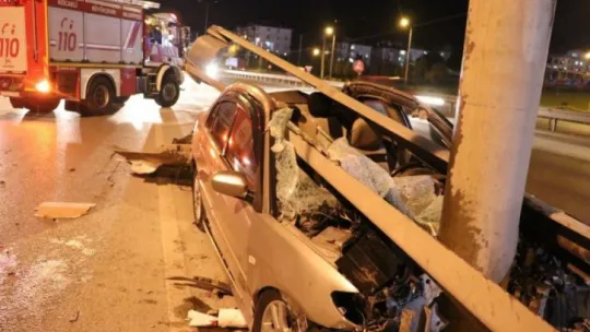 Kazada yaralanan arkadaşının ailesini hastaneye götürdü dönüş yolunda takla attı