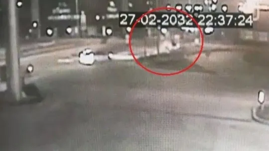 Kazada yaralanan arkadaşının ailesini hastaneye götürdü dönüş yolunda takla attı