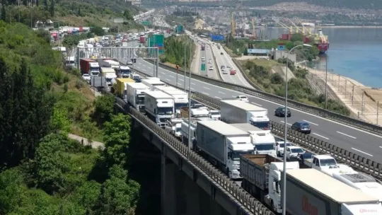 Kazanın ardından araçtan inenlere otomobil çarptı!