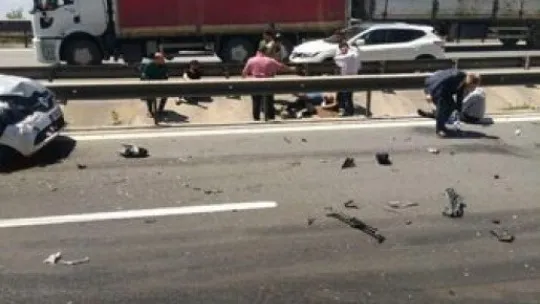 Kazanın ardından araçtan inenlere otomobil çarptı!