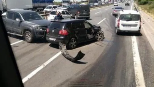 Kazanın ardından araçtan inenlere otomobil çarptı!