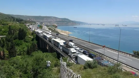 Kazanın ardından araçtan inenlere otomobil çarptı!