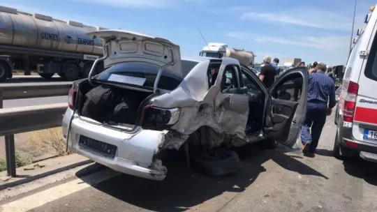 Kazanın ardından araçtan inenlere otomobil çarptı!