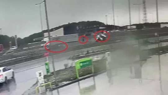 Kazaya yardım etmek isterken feci şekilde can verdi