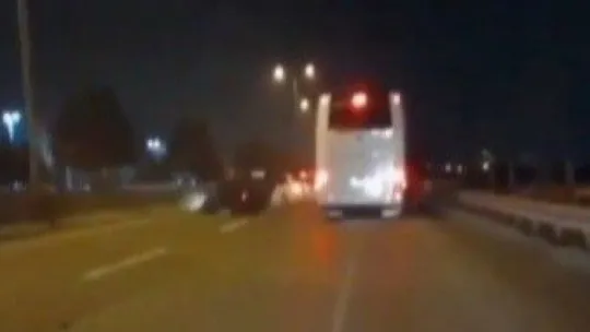 Kazayı izlemek için yavaşlayan otomobile otobüs çarptı