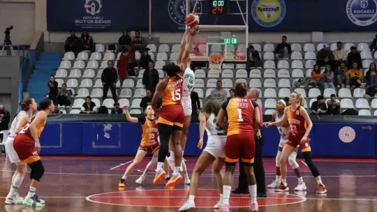 İzmit Belediyespor, evinde dağıldı: 64 - 90
