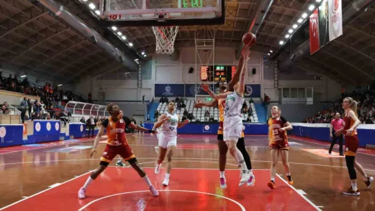 İzmit Belediyespor, evinde dağıldı: 64 - 90