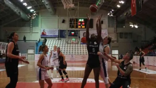 İzmit Belediyespor yine mağlup oldu: 51- 60