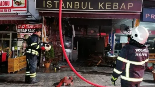 Kebap dükkanı alev alev yandı, 2 kişi hastanelik oldu