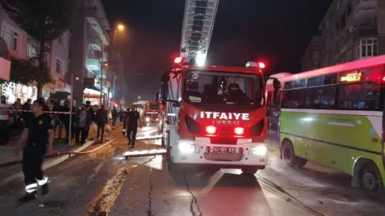 Kebap dükkanı alev alev yandı, 2 kişi hastanelik oldu