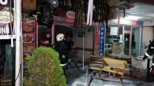 Kebap dükkanı alev alev yandı, 2 kişi hastanelik oldu