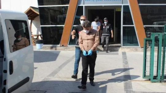 Kendilerini polis olarak tanıtıp vatandaşı dolandıran 2 kişi tutuklandı