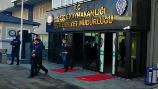 Kendilerini polis ve savcı olarak tanıtıp 215 bin lira dolandırdılar