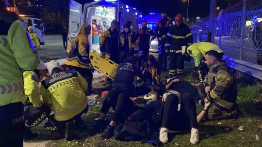 Kendisi yaralı olduğu halde, tek tek arkadaşlarının sağlık durumlarını sordu