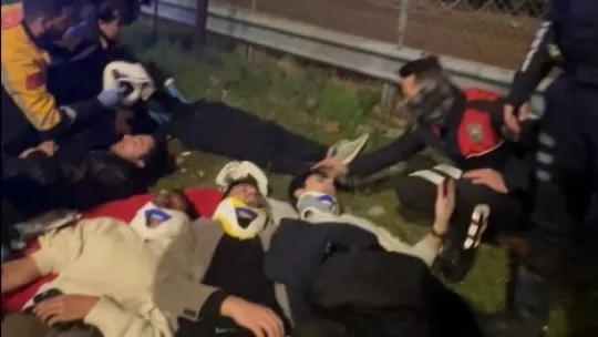 Kendisi yaralı olduğu halde, tek tek arkadaşlarının sağlık durumlarını sordu