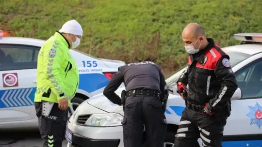Kendisine müdahale eden polislere saldırdı
