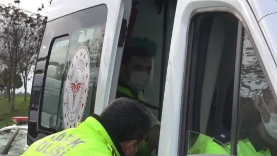 Kendisine müdahale eden polislere saldırdı