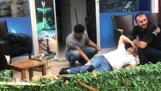 Kendisine tokat atan kişiyi bacaklarından vurdu