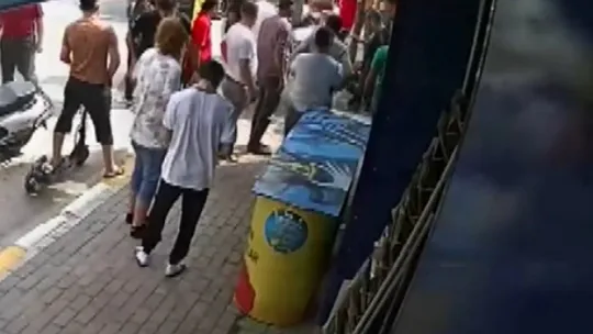 Kendisine tokat atan kişiyi bacaklarından vurdu