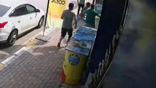 Kendisine tokat atan kişiyi bacaklarından vurdu
