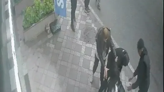 Kentin göbeğinde kızlı erkekli iki grup birbirine girdi