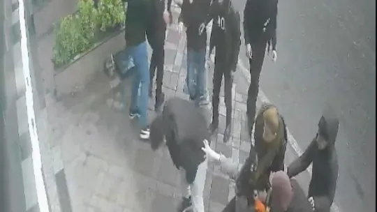 Kentin göbeğinde kızlı erkekli iki grup birbirine girdi