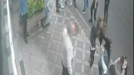 Kentin göbeğinde kızlı erkekli iki grup birbirine girdi