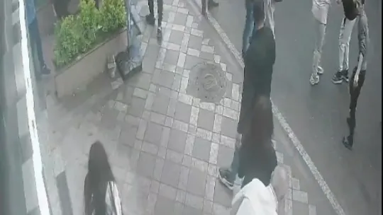 Kentin göbeğinde kızlı erkekli iki grup birbirine girdi