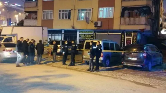 Kepenkleri kapalı dükkanın içinde başına isabet eden saçmayla yaralandı