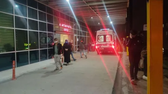 Kepenkleri kapalı dükkanın içinde başına isabet eden saçmayla yaralandı