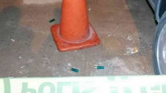 Kepenkleri kapalı dükkanın içinde başına isabet eden saçmayla yaralandı