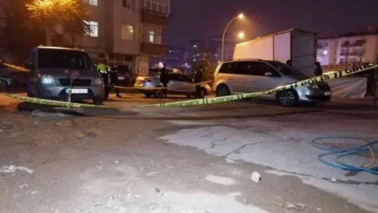 Kepenkleri kapalı dükkanın içinde başına isabet eden saçmayla yaralandı